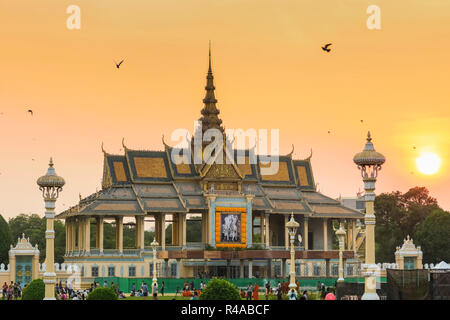 Sonne hinter den Chan Chhaya Moonlight Pavillon, für klassische Khmer Tanz Veranstaltungsort; Royal Palace Park, Preah Sisowath Quay, Phnom Penh, Kambodscha Stockfoto