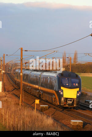 Klasse 180 diesel-hydraulischen Multiple Unit Train in Grand Central Livree auf der East Coast Main Line in der Nähe von Colton Junction, südlich von York, 24. November 2018. Stockfoto