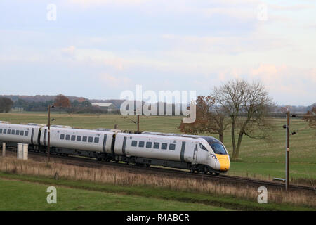 Neue Klasse 800 bi-Modus Multiple Unit Train auf leere coaching Lagerbewegung südlich von Colton Kreuzung auf der East Coast Main Line südlich von New York im Jahr 2018. Stockfoto