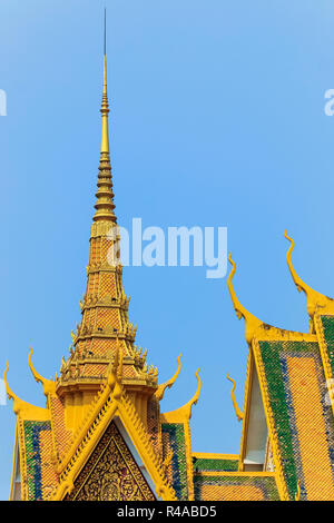 Reich verzierte Dach Detail der Eingang zum Thronsaal im Royal Palace, Royal Palace, Stadtzentrum, Phnom Penh, Kambodscha Stockfoto