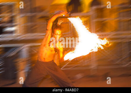 Künstler Raul sommariba Hernandez, zeigen von Feuer Jongleure, Rocca San Casciano, Emilia Romagna, Italien, Europa Stockfoto