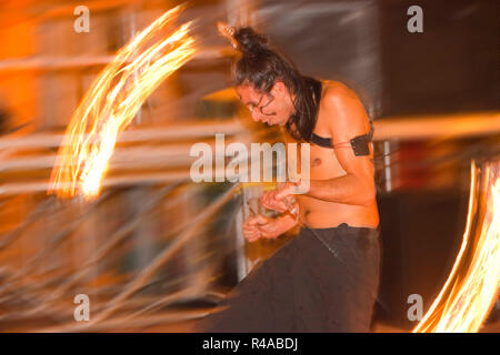 Künstler Raul sommariba Hernandez, zeigen von Feuer Jongleure, Rocca San Casciano, Emilia Romagna, Italien, Europa Stockfoto