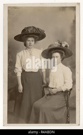 Original-Postkartenporträt einer jungen Dame namens Prue und vielleicht ihrer Schwester, Edwardian Ladies, Urmston, Greater Manchester, Großbritannien um 1909, 1910 Stockfoto