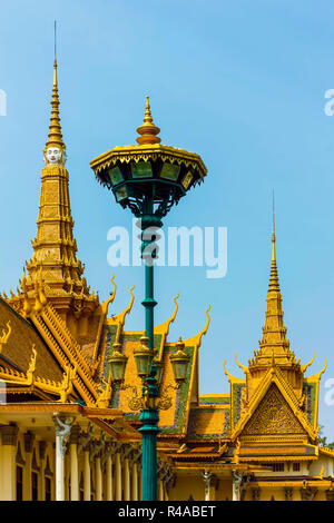 Reich verzierten Lampen & Dach Detail der Thronsaal & Brahma Spire im Royal Palace, Royal Palace, Stadtzentrum, Phnom Penh, Kambodscha Stockfoto