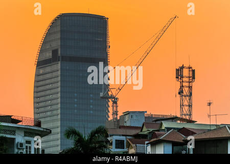 Modernes Hochhaus und Kran in der Nähe der Flussufer im Zentrum dieses sich schnell entwickelnden Stadt; Riverfront, Phnom Penh, Kambodscha Stockfoto