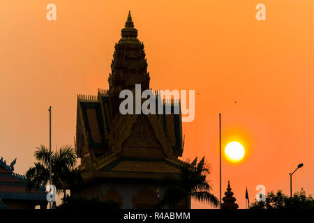 Sonnenuntergang Silhouette von Wat Ounalom Kloster & Tempel am Flussufer. Preah Sisowath Quay, Stadtzentrum, Phnom Penh, Kambodscha Stockfoto