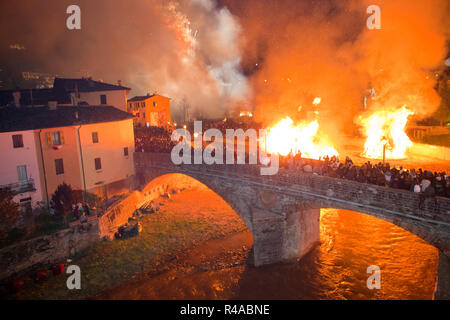 Heuballen in Brand, Festival der Lagerfeuer, Rocca San Casciano, Emilia Romagna, Italien, Europa Stockfoto