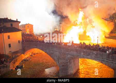 Heuballen in Brand, Festival der Lagerfeuer, Rocca San Casciano, Emilia Romagna, Italien, Europa Stockfoto