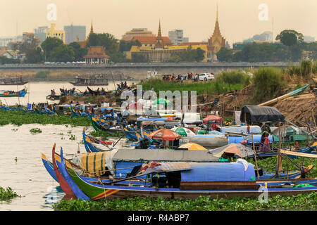 Boote der armen muslimischen Cham angeln Menschen günstig auf dem Mekong mit dem Königlichen Palast. R Mekong, Phnom Penh, Kambodscha Stockfoto