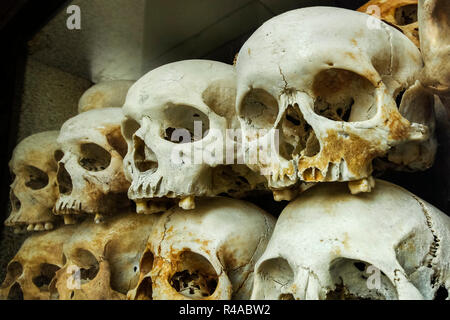 Einige der 5000 Schädel von Khymer Rouge Opfer in der Gedenkstätte Stupa in den Killing Fields. Choeung Ek, Phnom Penh, Kambodscha Stockfoto