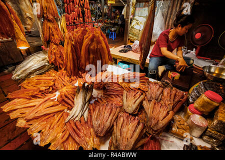 Geräucherter Fisch an einem in der bunten Toul Tum Poung russischen Markt abgewürgt werden, Toul Tum Poung, Stadtzentrum, Phnom Penh, Kambodscha Stockfoto