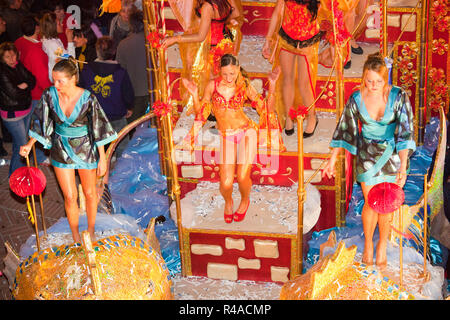 Parade der Masken und schwimmt, Festival der Lagerfeuer, Rocca San Casciano, Emilia Romagna, Italien, Europa Stockfoto