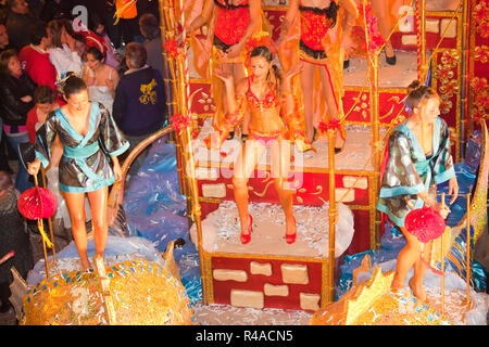 Parade der Masken und schwimmt, Festival der Lagerfeuer, Rocca San Casciano, Emilia Romagna, Italien, Europa Stockfoto