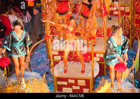 Parade der Masken und schwimmt, Festival der Lagerfeuer, Rocca San Casciano, Emilia Romagna, Italien, Europa Stockfoto