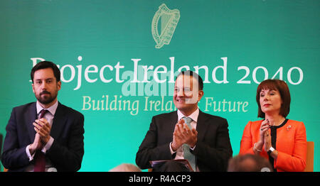 (Nach rechts) Wohnungswesen Eoghan Murphy, Taoiseach Leo Varadkar und Kultur Minister Josefa Madigan Links, eine Finanzierung im Rahmen der Stadterneuerung und -entwicklung Fonds verkünden, in Charleville Mall Bibliothek in Dublin. Stockfoto