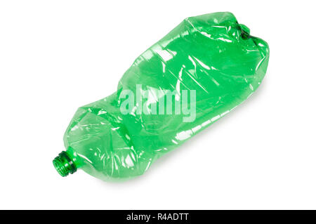 Studio geschossen von einem einzigen zerdrückten Flasche Wasser isoliert auf Weiss - Johannes Gollop Stockfoto