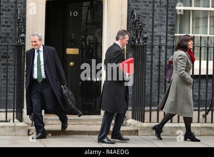 (Von links nach rechts) Ausbildung Sekretärin Damian Hinds, Kultur Generalsekretär Jeremy Wright und Staatsminister für Energie und Wachstum, Claire Perry verlassen 10 Downing Street in London. Nach einer Sitzung des Kabinetts. Stockfoto