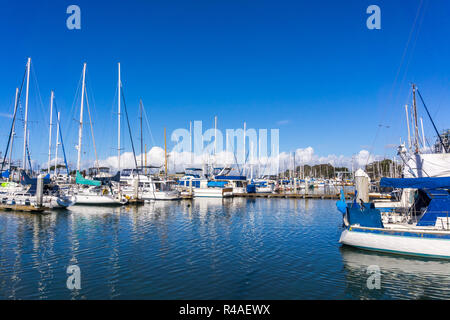 November 22, 2018 Moss Landing/CA/USA - Moss Landing Marina in Monterey Bay an einem sonnigen Tag Stockfoto