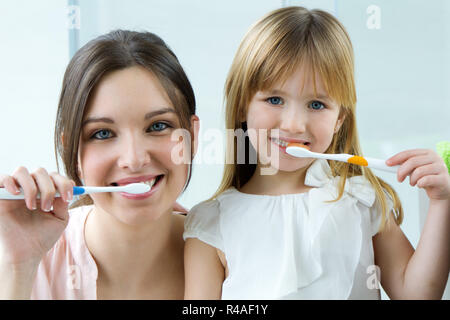 Mutter und Tochter im Badezimmer die Zähne putzen Stockfoto