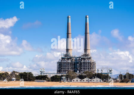 Power Erzeugungsanlagen und anderen Industriebauten am Pazifischen Ozean Küste, Moss Landing, Monterey Bay, Kalifornien Stockfoto