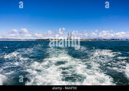 Verlassen die Küste auf einem Schnellboot; die Moss Landing Küste mit dem Kraftwerk Gebäude im Hintergrund sichtbar; Monterey Bay, Californ Stockfoto