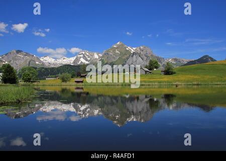 Alpstein Reihe Spiegelung im See Schwendisee Stockfoto