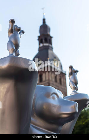 "Respekt für das Leben" an United Buddy Bears internationale Kunstausstellung (Künstler: A.Oetker, A. Haufe) mit Dom zu Riga Turm im Hintergrund. Stockfoto