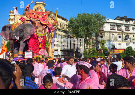 Eine Prozession während der Ganesh Festival oder Ganesh Chaturthi in Mumbai, Indien, das Ehren der elefantenköpfige Gott Ganesh, Schutzgott der Stadt Stockfoto