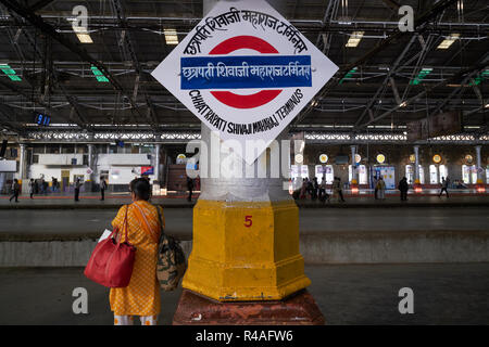 Namensschild in Chhatrapati Shivaji Maharaj Terminus (Csmt) in Mumbai, Indien, ehemals Chhatrapati Shivaji Terminus, verkehrsreichsten Bahnhof der Stadt Stockfoto