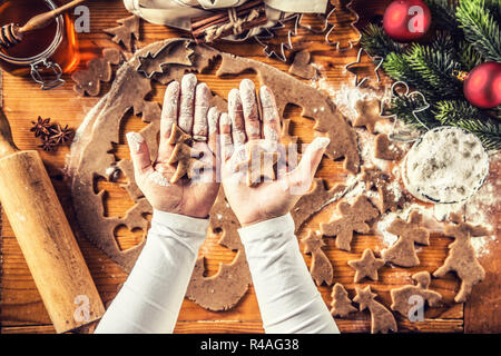 Weihnachten backen und Lebkuchen Stern und Baum in Frau Hände. Stockfoto