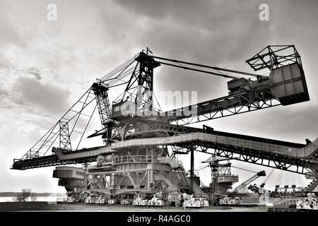 Verworfen Braunkohle Bagger im stillgelegten Tagebau Ferropolis Stockfoto