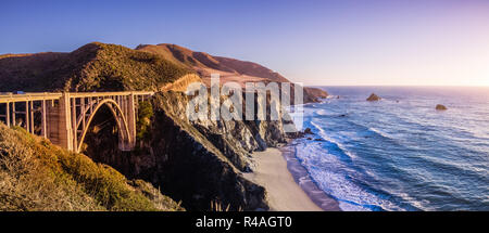 Panoramablick von Bixby Creek Bridge und die dramatischen Pazifik Küste, Big Sur, Kalifornien Stockfoto