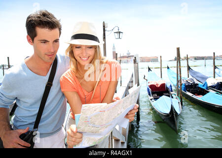 Touristen, die auf der Suche an der Karte vor der Insel San Giorgio Maggiore, Venedig Stockfoto