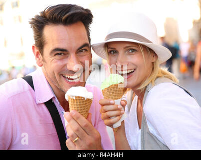 Freundliche Paar in Rom essen Eis Kegel Stockfoto