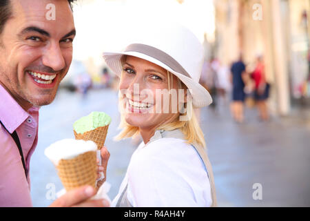 Freundliche Paar in Rom essen Eis Kegel Stockfoto