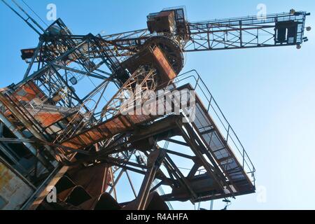 Verworfen Braunkohle Bagger im stillgelegten Tagebau Ferropolis Stockfoto