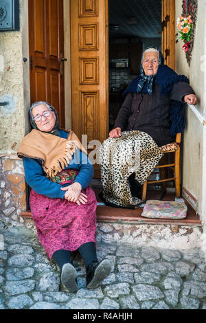 Die Frauen auf der Straße, Stilo, Kalabrien, Italien, Europa. Stockfoto