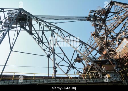 Verworfen Braunkohle Bagger im stillgelegten Tagebau Ferropolis Stockfoto