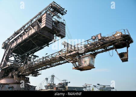 Verworfen Braunkohle Bagger im stillgelegten Tagebau Ferropolis Stockfoto