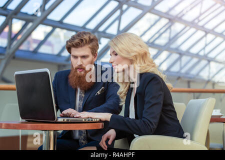 Geschäft paar gemeinsam am Projekt im modernen Büro Stockfoto