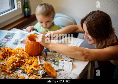 Ein Kürbis schnitzen eine Mutter mit ihrem Kind. Stockfoto