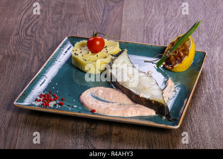 Heilbutt-filet mit mushed Kartoffel und Sauce Stockfoto