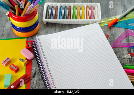 Schule Bürobedarf auf einen Schreibtisch mit kopieren. Zurück zum Konzept der Schule. Stockfoto