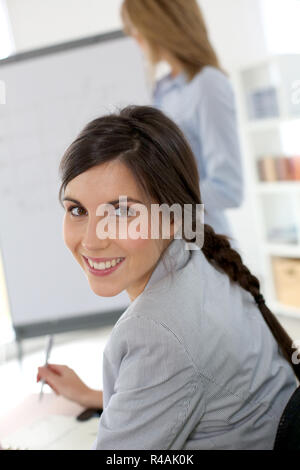 Lächeln, Geschäftsfrau, die Teilnahme am Business Präsentation Stockfoto