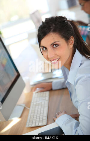 Fröhliche junge Frau Teilnahme am Business Schulung Stockfoto