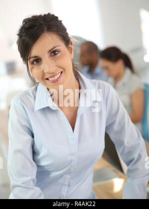 Fröhliche junge Frau Teilnahme am Business Schulung Stockfoto