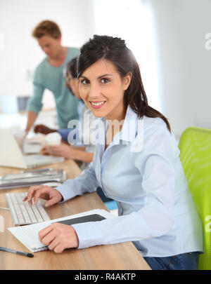 Fröhliche junge Frau Teilnahme am Business Schulung Stockfoto