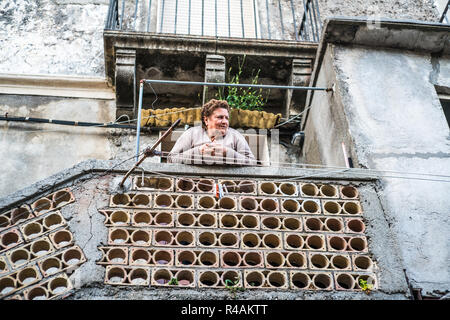 Lokale Frau auf Balkon, Stilo, Italien, Europa. Stockfoto
