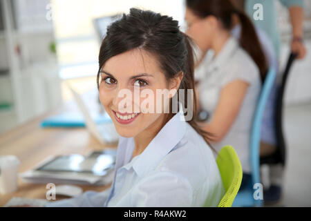 Fröhliche junge Frau Teilnahme am Business Schulung Stockfoto