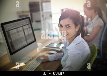 Fröhliche junge Frau Teilnahme am Business Schulung Stockfoto